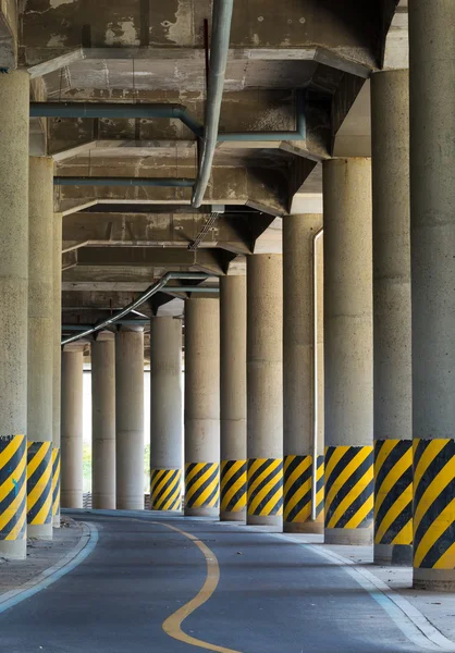 De weergave onder het viaduct — Stockfoto