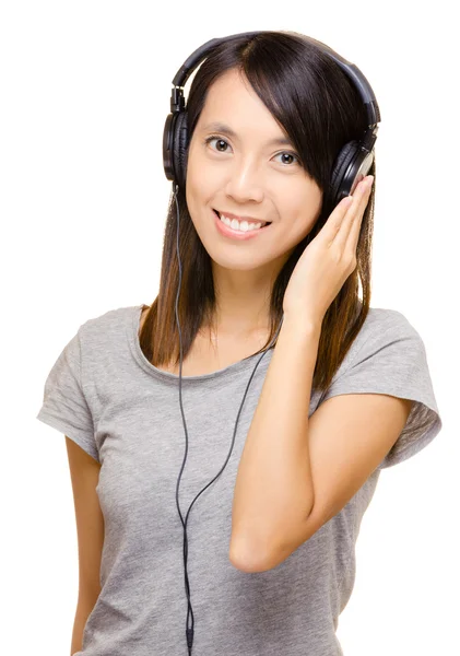 Vrouw luisteren muziek met hoofdtelefoon — Stockfoto