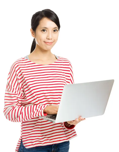 使用计算机在白色背景的女人 — 图库照片