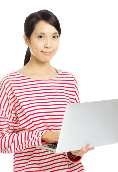 Asiatisk kvinna med laptop — Stockfoto