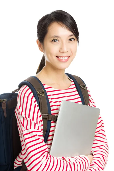 Jeune étudiant avec ordinateur et sac à dos — Photo