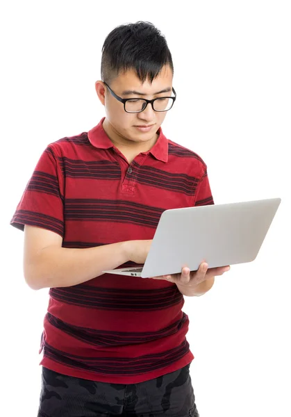 Азиатский мужчина с ноутбуком — стоковое фото