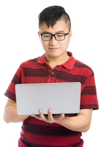Азиатский человек с компьютером — стоковое фото