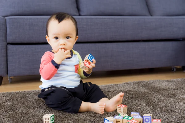 Aziatische babyjongen met vinger in mond — Stockfoto
