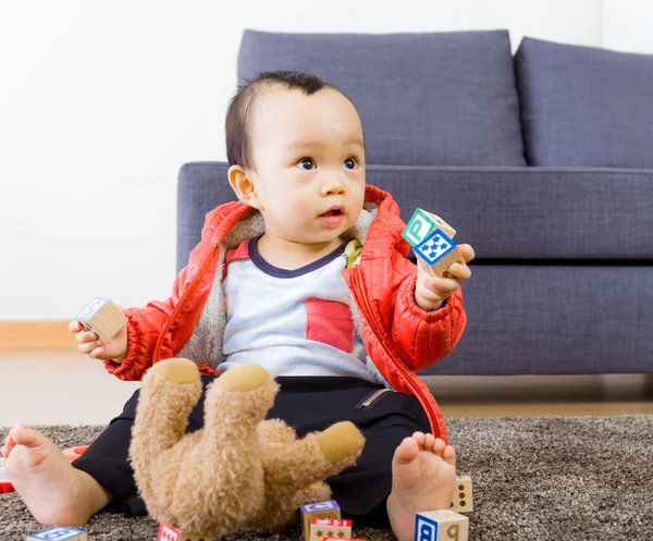 Aziatische babyjongen speelgoed blok thuis spelen — Stockfoto