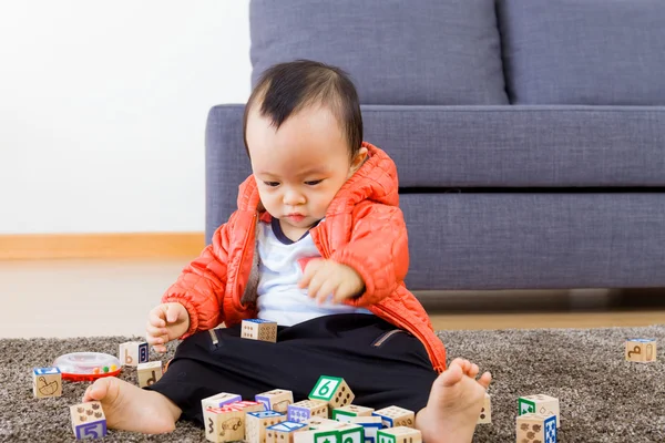 Asyalı bebek ahşap blok evde oynarken — Stok fotoğraf