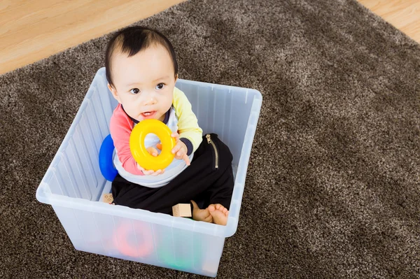 Aziatische babyjongen spelen binnen de plastic doos — Stockfoto