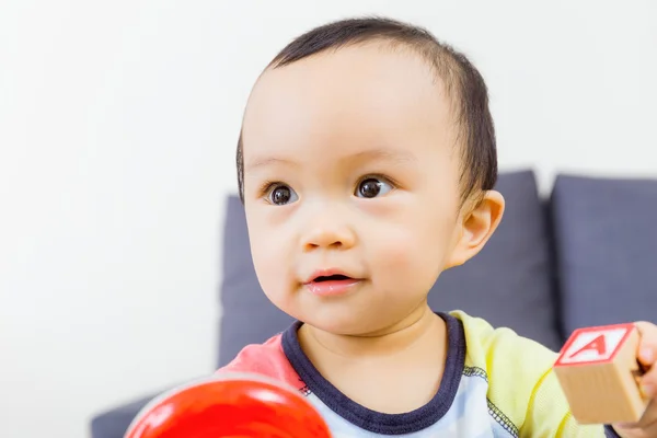 Schattig ssian jongetje spelen speelgoed — Stockfoto