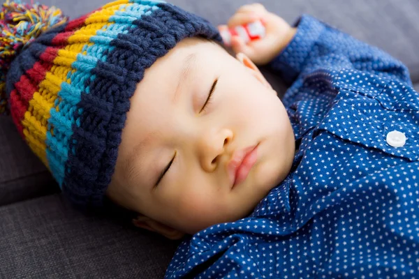 Aziatische babyjongen een dutje — Stockfoto