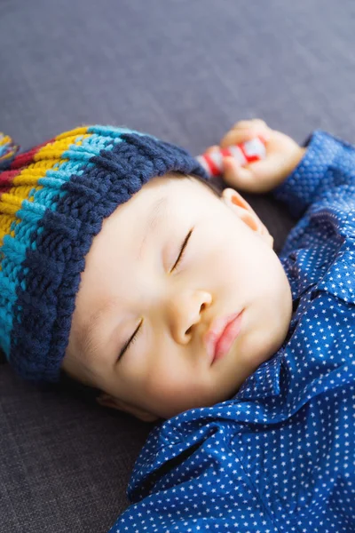 Aziatische babyjongen een dutje — Stockfoto