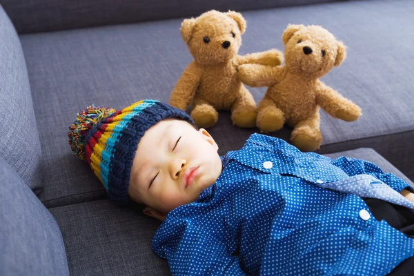 Asiatisch baby junge schlafen mit puppe — Stockfoto