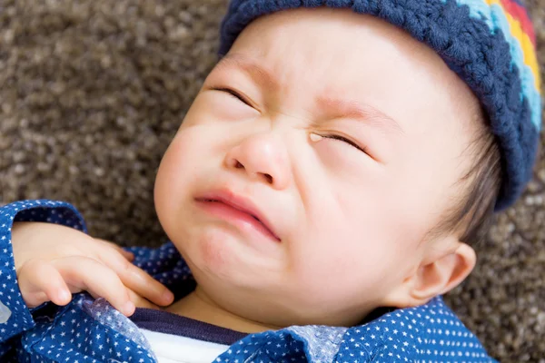 Aziatische babyjongen huilen dicht omhoog — Stockfoto