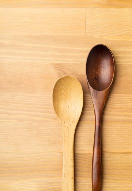 Masadaki tahta kaşık.