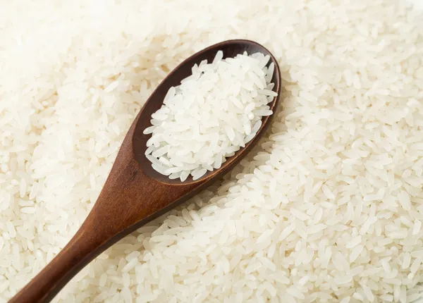Άσπρο ρύζι σε ξύλινο κουτάλι — Φωτογραφία Αρχείου