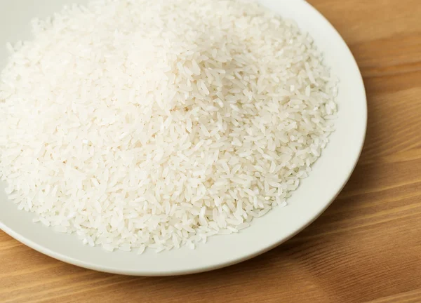Plaka üzerinde beyaz pirinç — Stok fotoğraf