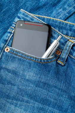 kot pantolon cep telefonu ve kalem ile