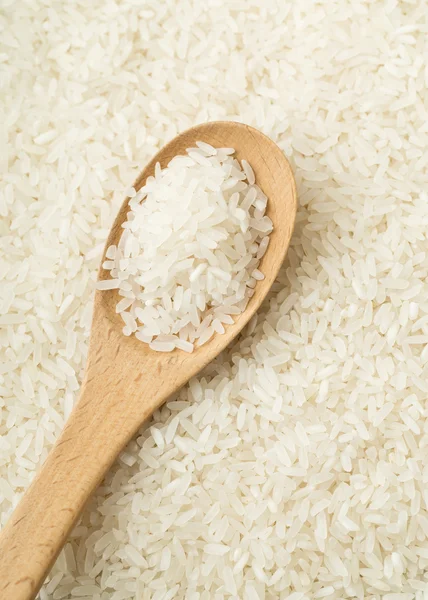 Ahşap çay kaşığı beyaz pirinç — Stok fotoğraf