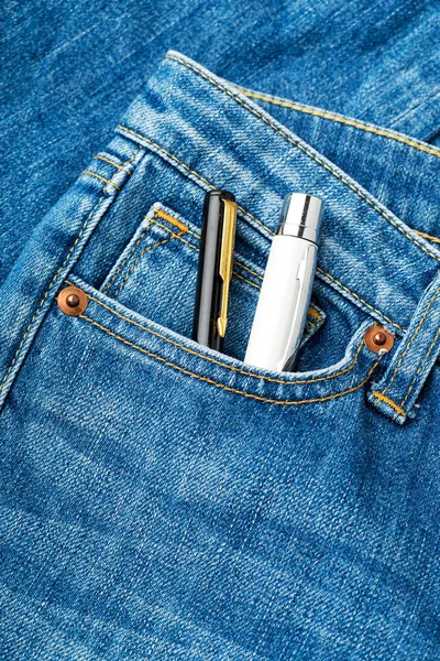 Bolsillo azul jean con dos bolígrafos —  Fotos de Stock