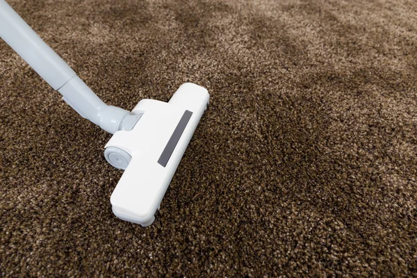 Bruine tapijt met stofzuiger — Stockfoto