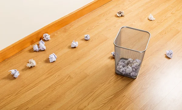 Trash bin and paper ball — Stock Photo, Image