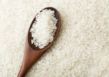 Beyaz pirinç üzerine kaşık