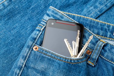 Cep telefonu ve anahtarlı Jean cep