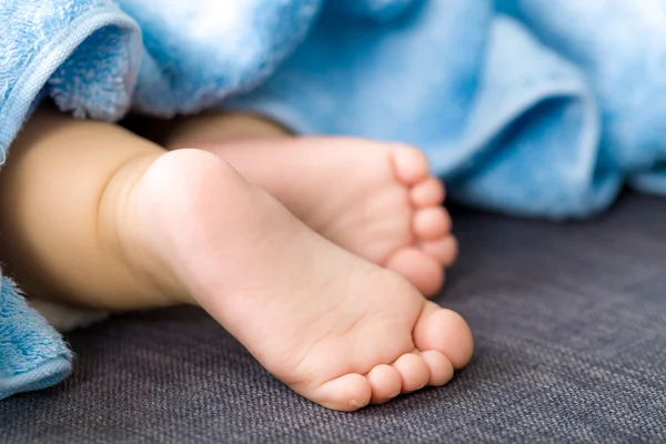 Baby voeten met handdoek — Stockfoto