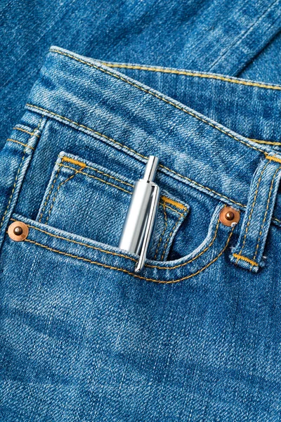 Tasca jean blu con penna — Foto Stock