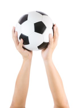 beyaz izole futbol topu tutan eller