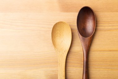 Masadaki tahta kaşık.