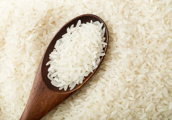 Άσπρο ρύζι σε κουτάλι — Φωτογραφία Αρχείου