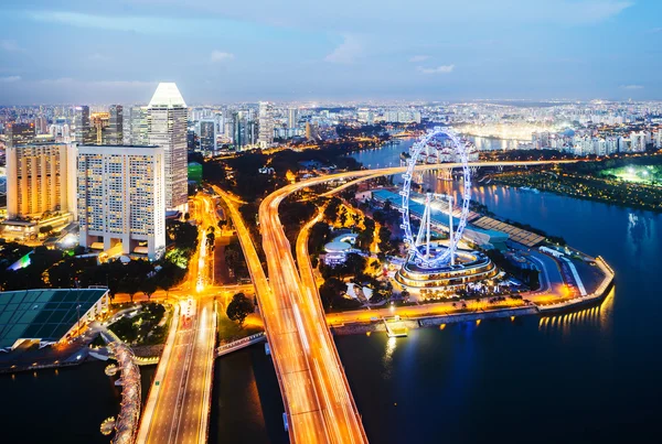 Singapore skyline à noite — Fotografia de Stock