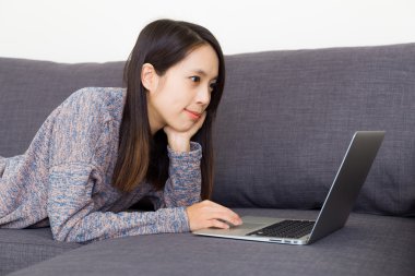 Asyalı kadın laptop film izlerken