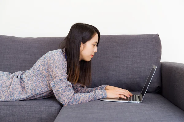 Aziatische vrouw met behulp van computer — Stockfoto