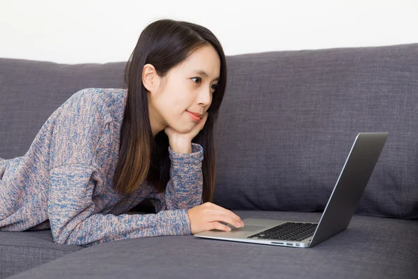 Aziatische vrouw kijken naar film op laptop — Stockfoto