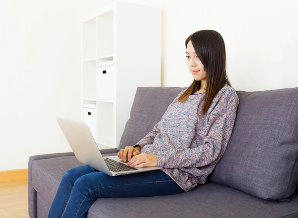 Vrouw met behulp van laptop thuis — Stockfoto