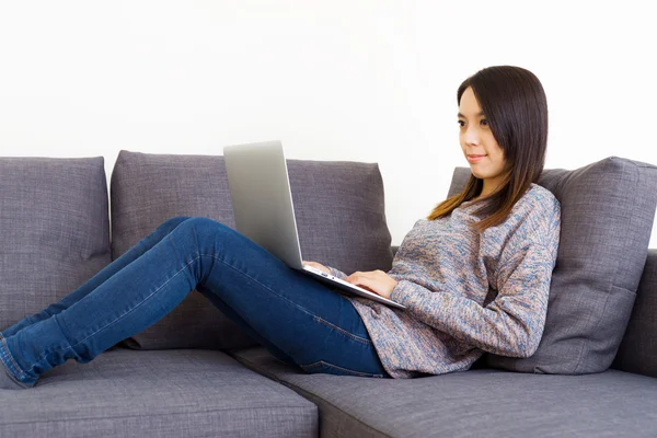 Azjatyckie kobiety za pomocą komputera w domu — Zdjęcie stockowe
