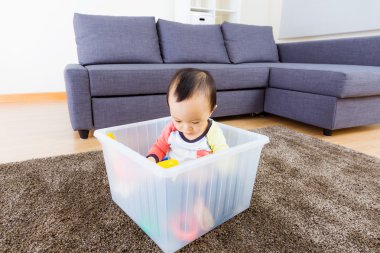 plastik kutu içinde oynayan bir Asya bebek