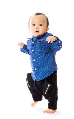 Asyalı bebek çocuk yürümeyi öğrenmek