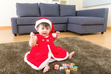 oyuncak blok Noel sos ile oynayan kız Asya bebek