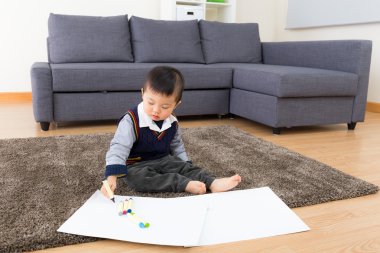 Asyalı bebek çocuk evde çizim