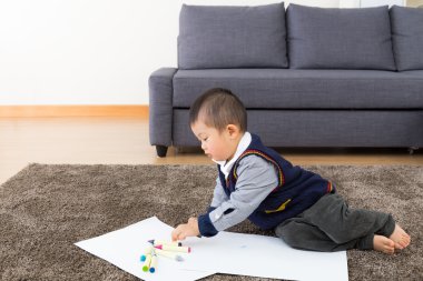 Asyalı bebek çocuk evde çizim