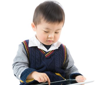 küçük çocuk tablet kullanma