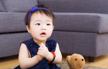 Asyalı bebek kız evde