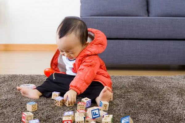 Brincadeira de bebê com bloco de brinquedo em casa — Fotografia de Stock