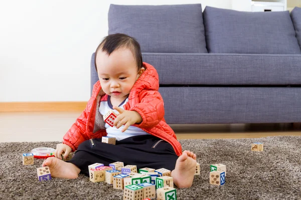 Asiático bebê jogando bloco de madeira — Fotografia de Stock