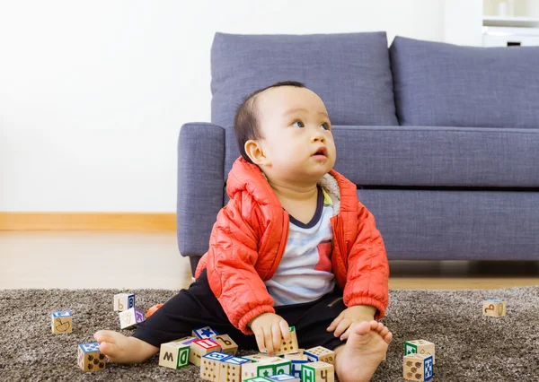 Liten pojke spela leksak block — Stockfoto