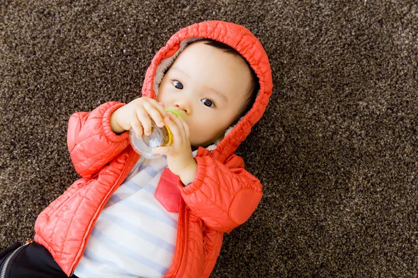 Babyjongen voeden met melk bodem — Stockfoto