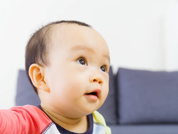 Pequeño bebé mirando hacia arriba — Foto de Stock