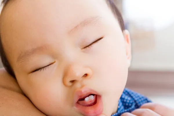 Asiatiska baby baby sover — Stockfoto